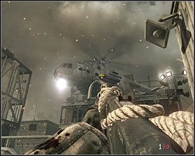 Ustaw się przy wyjściu na dach i zaczekaj aż śmigłowiec ostrzela to miejsce - Workuta (2) | Opis przejścia gry | Call of Duty Black Ops - Call of Duty: Black Ops - poradnik do gry