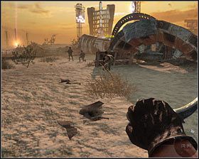 Ruszaj w prawo i po kilku chwilach przeskocz nad rurą w tym samym miejscu, w którym dokonał tego Woods #1 - Dekret prezydenta (1) | Opis przejścia gry | Call of Duty Black Ops - Call of Duty: Black Ops - poradnik do gry