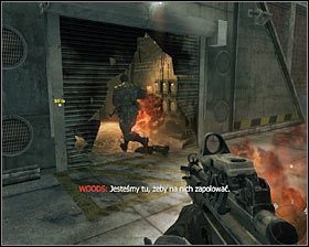 Ruszaj śladami kolegów z drużyny #1 , ignorując mniejsze eksplozje, do których będzie dochodziło w tej okolicy, jak również płonących przeciwników, których zauważysz za kilka chwil - Dekret prezydenta (2) | Opis przejścia gry | Call of Duty Black Ops - Call of Duty: Black Ops - poradnik do gry