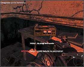 Zanim cokolwiek więcej zrobisz, udaj się w prawo i zlokalizuj budynek z dość charakterystyczną dziurą w ścianie #1 - Zdrajca (2) | Opis przejścia gry | Call of Duty Black Ops - Call of Duty: Black Ops - poradnik do gry