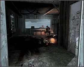 Udaj się teraz w stronę wejścia do budynku, nad którym znajduje się antena #1 - Projekt Nova (2) | Opis przejścia gry | Call of Duty Black Ops - Call of Duty: Black Ops - poradnik do gry