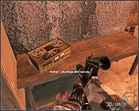 Po zabezpieczeniu parteru udaj się na przeciwległy koniec tego balkoniku, ale uważaj na przeciwników, którzy wybiegną z niewielkiego pomieszczenia #1 - WMD (2) | Opis przejścia gry | Call of Duty Black Ops - Call of Duty: Black Ops - poradnik do gry