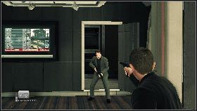 Najlepiej chwilę poczekać, aż ten z lewej podejdzie do ciebie nieco bliżej i dopiero wtedy go zaatakować [1] - Prologue - Changes of Planes (1) | Opis przejścia gry 007 Blood Stone - 007: Blood Stone - poradnik do gry