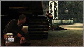 Poczekaj, aż strażnicy przy koparce skończą rozmowę [1] , po czym szybko podbiegnij do tego który zostanie i obezwładnij go - Istanbul - The key to crack the code (2) | Opis przejścia gry 007 Blood Stone - 007: Blood Stone - poradnik do gry