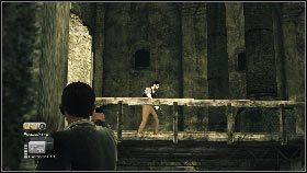 Dobrym sposobem jest pokazanie się na chwilę strażnikowi stojącemu na podwyższeniu, a potem ponowne schowanie się za filarem - Istanbul - The key to crack the code (3) | Opis przejścia gry 007 Blood Stone - 007: Blood Stone - poradnik do gry