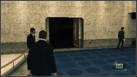 Skieruj się do komputera z prawej [1] i pobierz z niego dane używając telefonu - Siberia - Not all fun and games (1) | Opis przejścia gry 007 Blood Stone - 007: Blood Stone - poradnik do gry