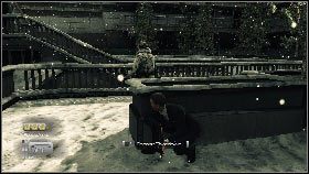 Kiedy żołnierz zacznie wracać stań przy ścianie przylegającej do drzwi, poczekaj aż przeciwnik wejdzie do środka [1] , po czym cicho go wykończ - Siberia - Not all fun and games (1) | Opis przejścia gry 007 Blood Stone - 007: Blood Stone - poradnik do gry