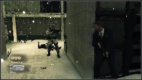 Teraz obejdź z lewej strony okoliczny budynek i zaatakuj od tyłu czającego się tutaj żołnierza [1] - Siberia - Keep the car running (1) | Opis przejścia gry 007 Blood Stone - 007: Blood Stone - poradnik do gry