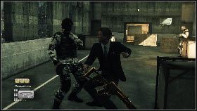 Po wejściu do hangaru od razu ukryj się za najbliższym kontenerem i poczekaj, aż zbliży się do ciebie wartownik [1] - Siberia - Keep the car running (1) | Opis przejścia gry 007 Blood Stone - 007: Blood Stone - poradnik do gry