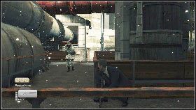 Kiedy dotrzesz do kwadratowej platformy rusz przed siebie i podejdź za ukryciem do schodów [1] , skąd będziesz mógł podsłuchać rozmowę żołnierzy - Siberia - Keep the car running (1) | Opis przejścia gry 007 Blood Stone - 007: Blood Stone - poradnik do gry