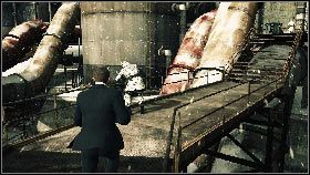 Przejdź przez pomieszczenie z rurami [1] , a dotrzesz na pomost z dwoma żołnierzami - Siberia - Keep the car running (1) | Opis przejścia gry 007 Blood Stone - 007: Blood Stone - poradnik do gry