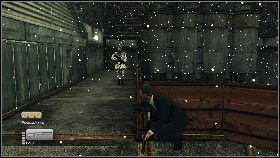 Przywrzyj do barierki przy schodach i zacznij schodzić na dół [1] - Siberia - Keep the car running (1) | Opis przejścia gry 007 Blood Stone - 007: Blood Stone - poradnik do gry