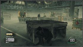 Przejdź przez drzwi, które się uchylą [1] , wejdź do hangaru i schowaj się za pierwszą przeszkodą [2] - Siberia - Keep the car running (2) | Opis przejścia gry 007 Blood Stone - 007: Blood Stone - poradnik do gry