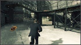 Kiedy Nicole da ci znać, że jest na miejscu, szybko rozpraw się z niedobitkami, zeskocz z podestu [1] i rusz w stronę przejścia [2] znajdującego się z lewej strony placu - Siberia - Keep the car running (2) | Opis przejścia gry 007 Blood Stone - 007: Blood Stone - poradnik do gry