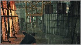 Kiedy znajdziesz się w uliczce rusz przed siebie [1] i biegnij, aż dotrzesz do budowlanej windy [2] - Bangkok - One more step and youre dead | Opis przejścia gry 007 Blood Stone - 007: Blood Stone - poradnik do gry