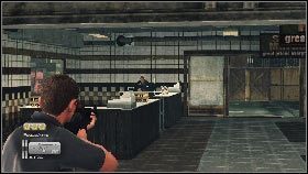 Następnie wbiegnij w uliczkę [1] , stań przy ścianie sklepu z lewej i przez okno ostrzelaj wrogów w środku [2] - Bangkok - Old friends, new enemies (2) | Opis przejścia gry 007 Blood Stone - 007: Blood Stone - poradnik do gry