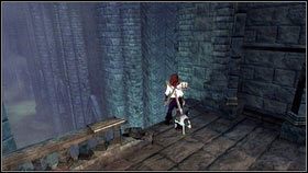 Żeby zdobyć kolejny, wejdź po schodach na szczyt pobliskiego budynku [1], a następnie zeskocz na dół przez wyrwę w balustradzie po lewej [2] - Srebrne klucze (2) | Znajdźki w Fable III - Fable III - poradnik do gry