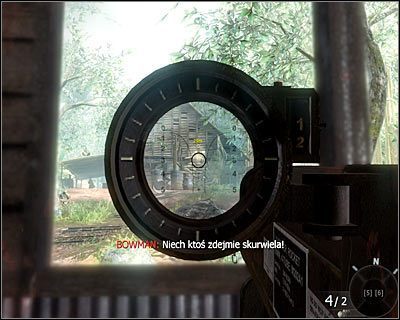 Po rozprawieniu się z przeciwnikami, którzy skrywali się w chatce, wybierz ponownie z inwentarza Ponurego Żniwiarza i ustaw się przy jednej z okiennic - Fabuła - Dodatkowe (1) | Fabuła | Call of Duty Black Ops - Call of Duty: Black Ops - poradnik do gry