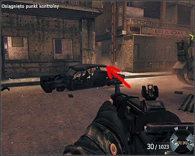 W trakcie podążania za pojazdem opancerzonym i eliminowania celów z pomocą wsparcia powietrznego dotrzesz do miejsca, w którym sojusznicza maszyna skręci w prawo - Dane wywiadu - Zdrajca | Dane wywiadu | Call of Duty Black Ops - Call of Duty: Black Ops - poradnik do gry