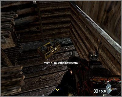 Po znalezieniu się wewnątrz chatki podejdź trochę do przodu i obróć się w lewo - Dane wywiadu - Victor Charlie | Dane wywiadu | Call of Duty Black Ops - Call of Duty: Black Ops - poradnik do gry