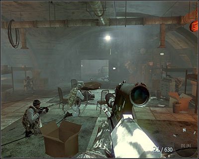 Już po znalezieniu się w koszarach (druga akcja z udziałem żołnierzy przebywających na ziemi) rozpraw się z przeciwnikami i zejdź po schodach - Dane wywiadu - WMD | Dane wywiadu | Call of Duty Black Ops - Call of Duty: Black Ops - poradnik do gry