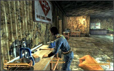 Odszukaj w pracowni Michaela, który początkowo pomyśli, że działasz na zlecenie Pana Housea i przychodzisz w jego imieniu - Fallout New Vegas: Klasyczna inspiracja - Fallout: New Vegas - poradnik do gry