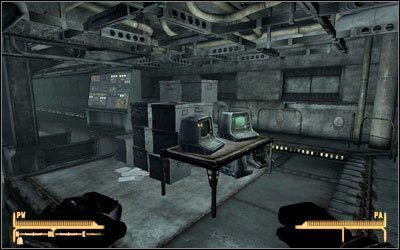Na górze pomieszczenia znajdziesz terminal (M30A:5), który zawiera informacje o pomyłce w dostawie Stealth Boy-ów - Fallout New Vegas: Poleć ze mną - Fallout: New Vegas - poradnik do gry