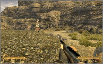 Po dotarciu do studni scenariusz jest podobny do uprzedniego, lecz tym razem w drogę wchodzi Ci cywil, postaraj się go nie zestrzelić - Fallout New Vegas: Znowu w siodle - Fallout: New Vegas - poradnik do gry