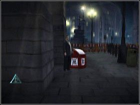 Pierwszą postacią, do której musisz się podkraść jest mężczyzna stojący obok pojemnika z gazetami - Misja 3- Kryjówka | Opis przejścia Harry Potter i Insygnia Śmierci - Harry Potter i Insygnia Śmierci - część 1 - poradnik do gry