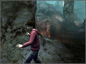 Aby wyjść z niego cało (jak również z kolejnych trzech), musisz szybko przechodzić pomiędzy wystającymi skalami (stalagmitami), chowając się za nimi w taki sposób, aby unikać ognia - Konfrontacja (7)- Ciemne jaskinie | Opis przejścia - Harry Potter i Insygnia Śmierci - część 1 - poradnik do gry