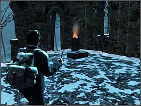 POTTERWARTA #9: znajdziesz ją na szczycie ruin (schody znajdują się po prawej stronie patrząc w kierunku startowym), obok płonącego koksownika/beczki - Konfrontacja (15)- Mglista dolina | Opis przejścia - Harry Potter i Insygnia Śmierci - część 1 - poradnik do gry