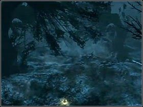 Kontynuując drogę przez las, a później odbijając koło wysokich skał w lewo, docieramy do miejsca z dwoma bijącymi wierzbami - Misja 17- Mroźna noc (1) | Opis przejścia Harry Potter i Insygnia Śmierci - Harry Potter i Insygnia Śmierci - część 1 - poradnik do gry