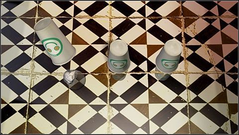 A zatem - oznakowany kubek z pozycji 1 powinien przemieścić się ostatecznie na pozycję 3 - Rozdział szósty (2) | Opis przejścia Gray Matter - Gray Matter - poradnik do gry