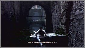 Gdy filmik dobiegnie końca, przeskocz na drugi drążek przed tobą [1], a następnie skręć w lewo [2] - Sekwencja 9 - The Fall (1) | Opis przejścia AC Brotherhood - Assassins Creed: Brotherhood - poradnik do gry