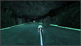 STRAŻNICY PANCERNI - Po zniszczeniu reaktora wyskakujemy na ściankę tuż przy wejściu - akta są trudno widoczne i zlewają się z zielonym polem energetycznym - Rozdział 5 | Akta Trona - lokalizacje | Tron Evolution - Tron Evolution - poradnik do gry