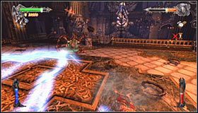 Z mechaniczną bestią walczyłeś niedawno temu, tak więc powinieneś pamiętać jeszcze o dwóch podstawowych atakach tego potwora, a więc o łapaniu kleszczami #1 i porażaniu prądem #2 - Etap 2 - The Clockwork Tower (2) | Rozdział 8 | Solucja Castlevania - Castlevania: Lords of Shadow - poradnik do gry