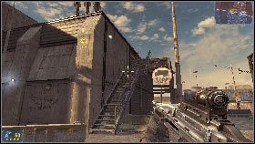 Kiedy dotrzesz w pobliże stanowiska przeciwlotniczego wyeliminuj pilnujących go żołnierzy [1], po czym wejdź po schodach [2] na dach budynku - Rozdział 1 - Zapada ciemność (1) | Opis przejścia Frontlines Fuel of War - Frontlines: Fuel of War - poradnik do gry