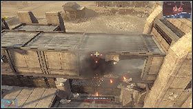 Nie wchodź jeszcze na wrogi teren, tylko ponownie skorzystaj z sondy i skieruj ją w kierunku opancerzonego karabinu maszynowego na wieżyczce z prawej [1] - Rozdział 1 - Zapada ciemność (2) | Opis przejścia Frontlines Fuel of War - Frontlines: Fuel of War - poradnik do gry