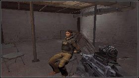 Podłóż pod nie ładunek wybuchowy [1], a po wysadzeniu drzwi w powietrze wejdź do celi i uwolnij reportera [2] - Rozdział 1 - Zapada ciemność (2) | Opis przejścia Frontlines Fuel of War - Frontlines: Fuel of War - poradnik do gry