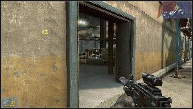 Po oczyszczeniu przedpole przejdź na prawą stronę budynku i wejdź w wąskie przejście między kontenerami i ścianą [1] - Rozdział 2 - Magnaci przemysłowi (2) | Opis przejścia Frontlines Fuel of War - Frontlines: Fuel of War - poradnik do gry