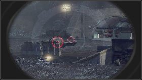 Po sforsowaniu zapory szybko ukryj się w jakimś w miarę bezpiecznym miejscu i wyeliminuj snajpera [1] stojącego nad wejściem do tunelu po drugiej stronie placu - Rozdział 4 - Król Gór (1) | Opis przejścia Frontlines Fuel of War - Frontlines: Fuel of War - poradnik do gry