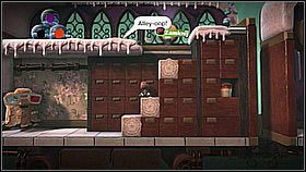 W trzecim wagonie układamy schodki z trzech skrzyń żeby dosięgnąć przedmiotu w lewym górnym rogu - Pociąg-pułapka | Laboratorium Wiktorii | LittleBigPlanet 2 - LittleBigPlanet 2 - poradnik do gry