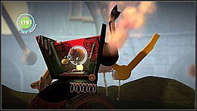 Po pokonaniu przeciwnika wybijamy się do kosza z bańkami [1] i ciągniemy za hamulec - Pociąg-pułapka | Laboratorium Wiktorii | LittleBigPlanet 2 - LittleBigPlanet 2 - poradnik do gry