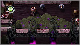 Trzymając ciastko wskakujemy na głowy niskich przeciwników i dostajemy się na kolejną poręcz, po drodze zbierając przedmioty - Sprytne ciastka | Laboratorium Wiktorii | LittleBigPlanet 2 - LittleBigPlanet 2 - poradnik do gry