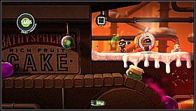 Po zabraniu bańki spadamy na dół i strzelamy ciastkiem pod nogi - staramy się zebrać kluczyk i przedmioty podczepione do sufitu (uwaga - dżem może być upierdliwy, ale możemy niszczyć go ciastkami, co trochę ułatwia sprawę) - Ciastator | Laboratorium Wiktorii | LittleBigPlanet 2 - LittleBigPlanet 2 - poradnik do gry