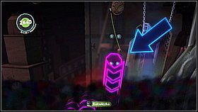 Ze skoczni znajdującej się na platformie u góry po lewej wybijamy się w prawo i opadając łapiemy gąbki na środku - powinniśmy być w stanie wywinąć się tak, aby trafić na powierzchnię nad nami i dostać bańkę z przedmiotem - Zaostrzony rygor | Fabryka lepszego jutra | LittleBigPlanet 2 - LittleBigPlanet 2 - poradnik do gry