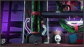 Po opuszczeniu windy wchodzimy na czerwony przycisk, aby wypuścić kolejnych podwładnych - Zaostrzony rygor | Fabryka lepszego jutra | LittleBigPlanet 2 - LittleBigPlanet 2 - poradnik do gry