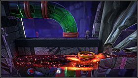 Gdy trafimy na zagadkę z ręką i czterema dźwigniami przełączamy dwie zewnętrzne, aby ułożyć palce w symbol pokazywany przez znak - Rury marzeń | Fabryka lepszego jutra | LittleBigPlanet 2 - LittleBigPlanet 2 - poradnik do gry