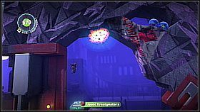 Alternatywna wersja - jeśli mamy wspomnianą naklejkę to po przejściu pod miotaczem dostaniemy Kreatynatora (przy punkcie odradzania się) - Bum za zeta (1) | Fabryka lepszego jutra | LittleBigPlanet 2 - LittleBigPlanet 2 - poradnik do gry