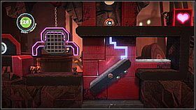 Na górze wracamy w lewo i skaczemy na fioletową klatkę - z niej dosięgniemy przedmiot - Bum za zeta (2) | Fabryka lepszego jutra | LittleBigPlanet 2 - LittleBigPlanet 2 - poradnik do gry